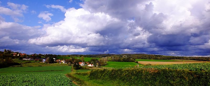 image de la neuville en beine et ciel tourmenté