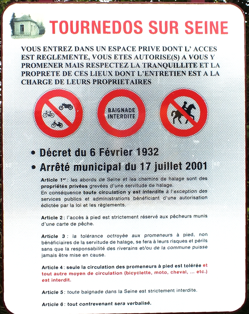 pancarte autorisant les promeneurs sur des chemins privés.