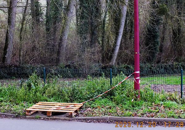 coffret compteur recouvert d'un caillebotis