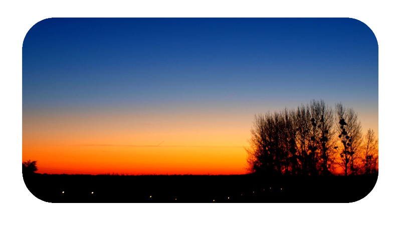 un joli lever de soleil rouge orangé dans un ciel limpide...