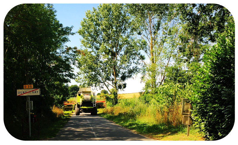 une moissoneuse deux fois plus large que la route sur la route de Guivry