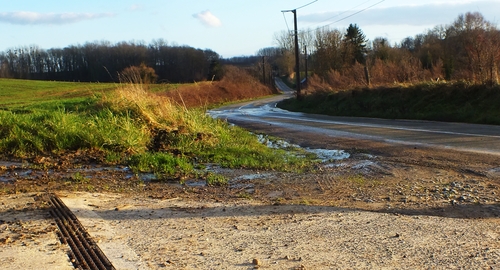 coulée d'eau à l'entrée du village